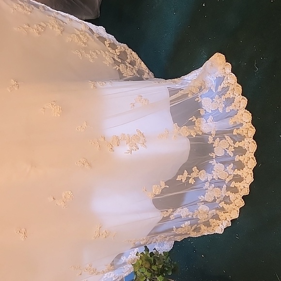 Bridal Dress - Picture 4 of 10